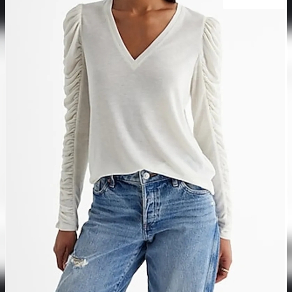 Express Women's Ivory Ruched-Sleeve V-Neck Long Sleeve Top